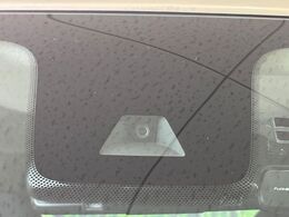 【インテリジェントエマージェンシーブレーキ】フロントカメラで前方の車両や歩行者を検知。衝突しそうな時は衝突被害軽減ブレーキが作動、衝突回避をサポート。より安全にドライブをお楽しみいただけます。