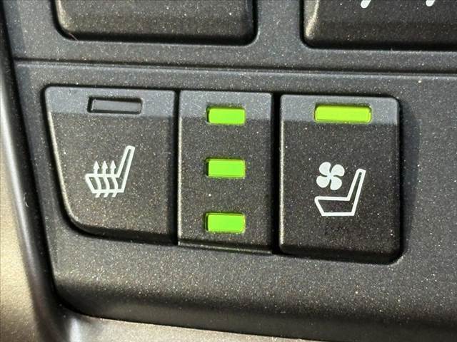 【シートヒーター＆シートクーラー】高級車にふさわしい快適装備で、夏場は座面から涼しい風が、冬場は身体の芯からポカポカになりますね。