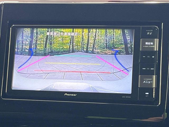 【バックカメラ】駐車時に後方がリアルタイム映像で確認できます。大型商業施設や立体駐車場での駐車時や、夜間のバック時に大活躍！運転スキルに関わらず、今や必須となった装備のひとつです！