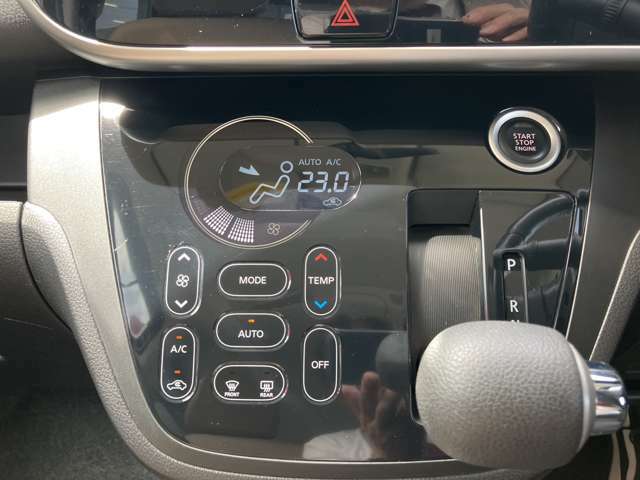 オゾンセーフフルオートエアコン（プッシュ式、デジタル表示）で車内はいつも快適です
