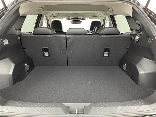 【トランク】積み込みやすくて、たっぷり積める荷室です。シートアレンジできるものは、乗車人数と荷物の量や大きさによってシートを動かすことができるので、より快適なドライブが可能です！