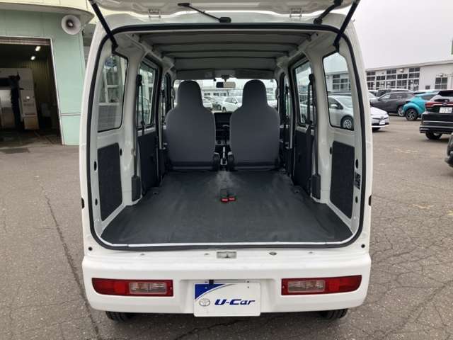 リヤシートを倒せば、さらに大きなお荷物が積めて大活躍します！