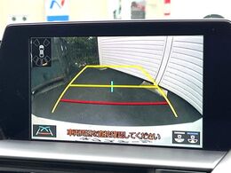 【バックカメラ】駐車時に後方がリアルタイム映像で確認できます。大型商業施設や立体駐車場での駐車時や、夜間のバック時に大活躍！運転スキルに関わらず、今や必須となった装備のひとつです！
