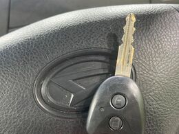 【キーレス】少し離れた場所からでもボタン一つでドアの開錠・施錠ができるのでとっても便利！ドアの鍵穴周りに傷をつけることもありません♪