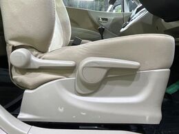 【シートリフター】シート座面の位置を上下に調整できるシートリフターを装備。大柄な方も小柄な方も最適なドライビングポジションで運転できます。