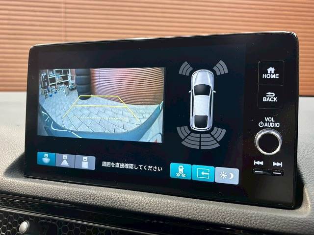 【カラーバックモニター】を装備しております。リアの映像がカラーで映し出されますので日々の駐車も安心安全です。