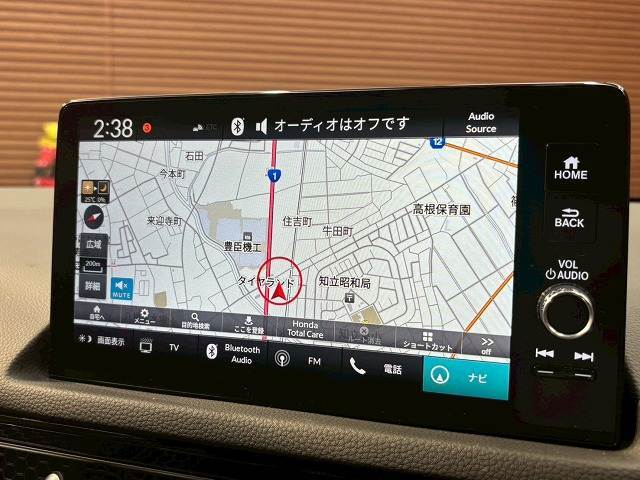 【メーカーオプションナビ】フルセグテレビやブルートゥース接続など多彩な機能を併せ持っており、インパネ周りがすっきりしてます！