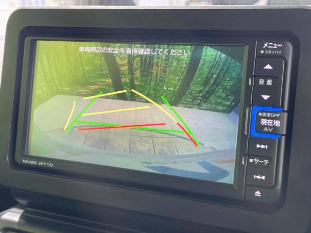 【バックカメラ】駐車時に後方がリアルタイム映像で確認できます。大型商業施設や立体駐車場での駐車時や、夜間のバック時に大活躍！運転スキルに関わらず、今や必須となった装備のひとつです！