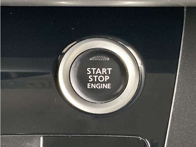 エンジンスタートボタンです。キーが車内にあれば、エンジンの始動・停止はブレーキを踏んでスイッチを押すだけ！キーを取り出す手間を省き、ワンプッシュでエンジンを操作するので簡単でスムーズです。