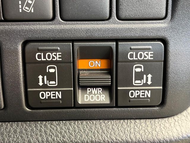 【両側パワースライドドア】スマートキーや運転席のスイッチで後席両側スライドドアの開閉が可能♪電動だから力を入れてドアを開ける必要が無く、小さなお子様でも簡単に開け閉めでき快適です♪