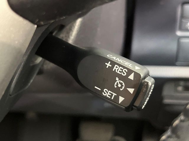 【クルーズコントロール】高速道路もラクラク走行。アクセルを離しても一定速度で走行ができ、長距離運転時の負担を軽減！加速・減速も簡単なスイッチ操作で調整できます。