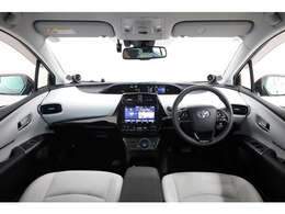 内装も大変キレイな状態でございます。嫌いな臭いもありません。ホワイトメインで高級感も漂っていて良いですね！