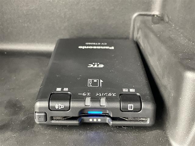 【ETC】有料道路を利用する際に料金所で停止することなく通過できる、ETC車載器（ノンストップ自動料金収受システム機器）が装備されています。セットアップを行うことで利用可能になります。