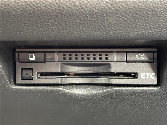 【ETC】有料道路を利用する際に料金所で停止することなく通過できる、ETC車載器（ノンストップ自動料金収受システム機器）が装備されています。セットアップを行うことで利用可能になります。