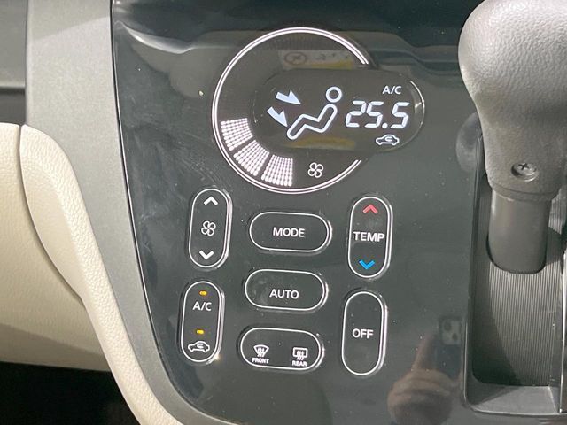 【オートエアコン】一度お好みの温度に設定すれば、車内の温度を検知し風量や温度を自動で調整。暑い…寒い…と何度もスイッチ操作をする必要はありません。快適な車内空間には必須の機能ですね♪