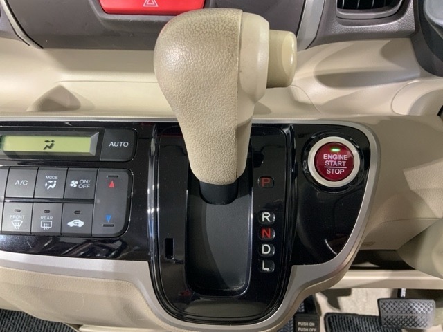 自然に手が届く距離に配置されたシフトレバー