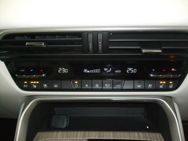 余計な操作の手間が無いフルオートエアコン。視線の移動や手を動かす必要がないということは、安全装備のひとつとも言えるでしょう。シートヒーター・シートベンチレーターも装備しています。