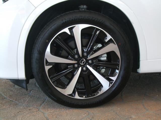 純正の20インチアルミホイールです。大きさ、デザインとも大迫力です。