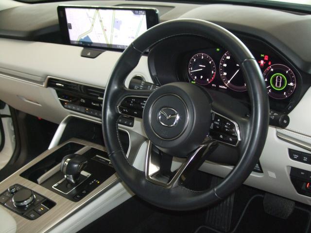 人間中心の考え方に基づき、ドライバーに与える情報を整理したシンプルなレイアウトとすることで、心に余裕をもって運転に集中できるコクピットとなっています。