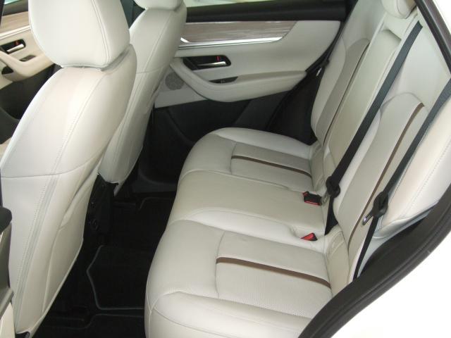 後部座席も広々スペースです。大きな座面とリクライニング機能でゆったりロングドライブをお楽しみいただけます。