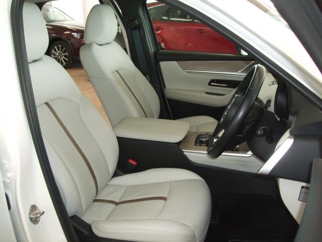 フロントシートは心地よいフィット感と程よいホールド性能を両立させ、今までになく快適にドライブを楽しんでいただける、マツダ自慢のシートです。