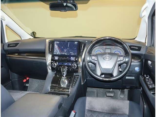 オシャレなインテリアで運転する気分も盛り上がりますよね＾＾
