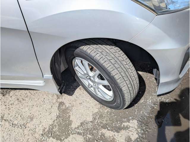 タイヤの溝はまだまだあります。購入後も安心して乗れます。