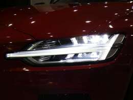 視認性が良くドライバーの運転をサポートするLEDヘッドライト（アクティブベンディング機能付）を採用！フル・アクティブ・ハイビーム機能も装備しており、夜間の運転も安心して頂けます！！