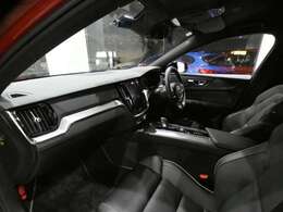 ブラックを基調とした車内に、メタルメッシュアルミニウム・デコレーション・パネルと合わせて、ゆとりある空間とRデザインならではの上質でスポーティな雰囲気を演出したインテリアデザインとなっております！