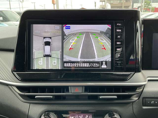【アラウンドビューモニター装備】　バックカメラによる後方の確認だけでなく4つのカメラで真上から見ている様に周囲360度を写し出し、自車周辺の詳細な状況を確認出来ます。狭い場所での取り回しも安心です。