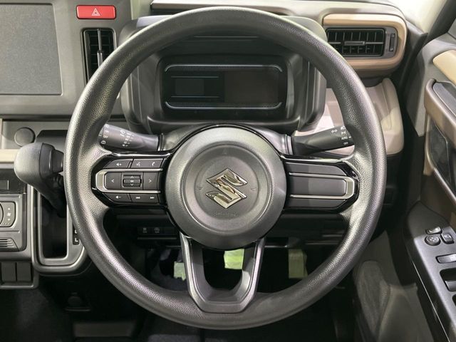 インテリアに合わせたデザインのステアリングは、運転される方のことも考え、運転しやすい形状、大きさです。是非一度、実際に触ってお確かめください。