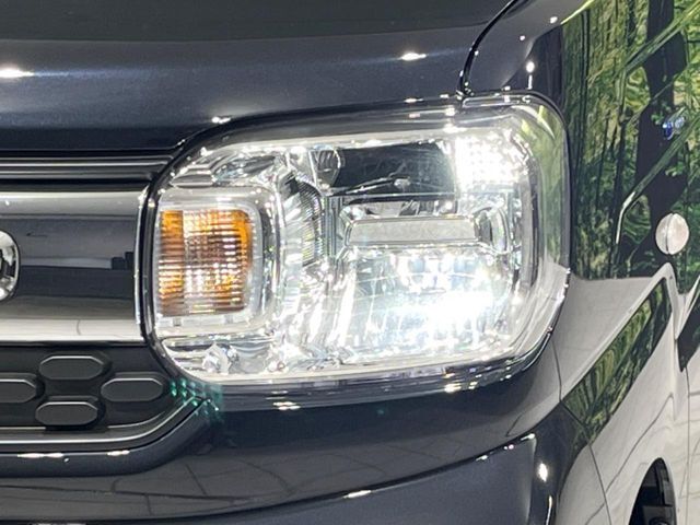【LEDヘッドライト】悪天候や夜間走行時も良好な視界を確保し安心して運転できる高輝度LEDヘッドライトを装備！点灯速度が早く、消費電力も抑えられています。