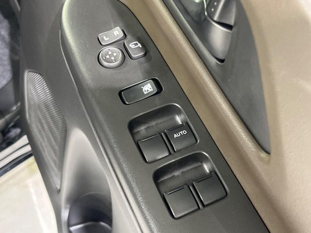 【電動格納ミラー】サイドミラーは電動格納式となっており、狭い駐車場でもキズがつくリスクを抑えられます。