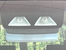 【スマートアシスト】走行中に前方の車両等を認識し、衝突しそうな時は警報とブレーキで衝突回避と被害軽減をアシスト。より安全にドライブをお楽しみいただけます。