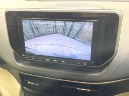 【バックカメラ】駐車時に後方がリアルタイム映像で確認できます。大型商業施設や立体駐車場での駐車時や、夜間のバック時に大活躍！運転スキルに関わらず、今や必須となった装備のひとつです！