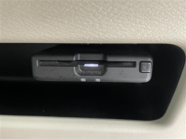 【ETC】有料道路を利用する際に料金所で停止することなく通過できる、ETC車載器（ノンストップ自動料金収受システム機器）が装備されています。セットアップを行うことで利用可能になります。
