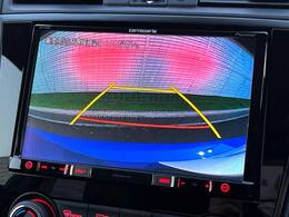 【バックカメラ】駐車時に後方がリアルタイム映像で確認できます。大型商業施設や立体駐車場での駐車時や、夜間のバック時に大活躍！運転スキルに関わらず、今や必須となった装備のひとつです！