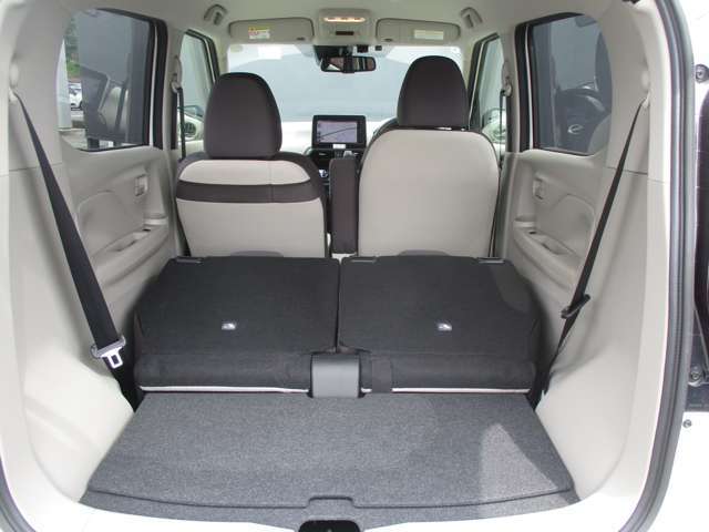 お荷物の量や乗車人数に合わせて使えるリヤシートは、ご覧のように倒すことが出来ますので便利です。