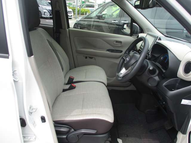 運転席には、シートリフターが付いております☆　前後のスライドに加えシートの高さも変更出来ますので小柄な女性の方でも運転し易いポジションを取れます♪
