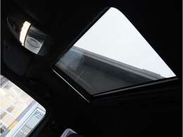 解放感のあるパノラミックスライディングルーフ