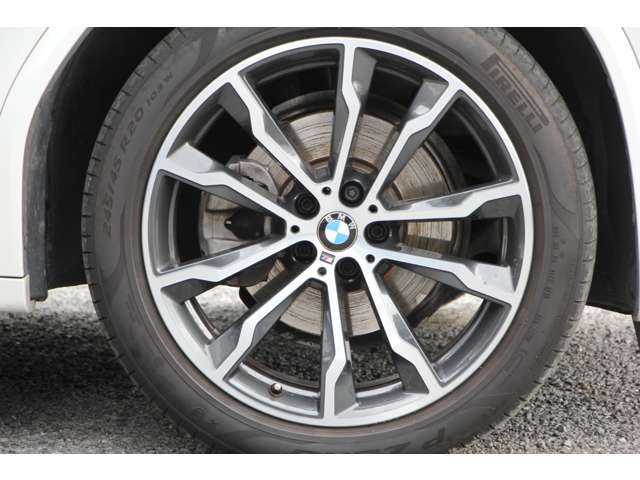 オプションの20インチアルミホイール、Mスポーツブレーキシステム搭載車両です！