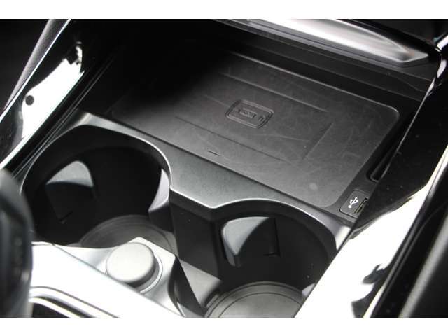 ワイヤレスチャージ（置くだけ充電）搭載の先進的な車両でございます！