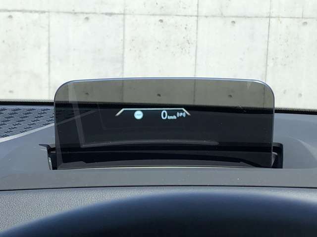 HUD: ヘッドアップディスプレイはドライバーが前方に集中できるよう、ナビや車速情報をフロントガラスに投影するシステムです。