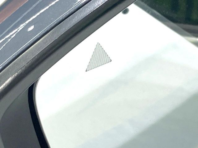 【黒革シート】上質な本革を使用し、高級感あふれる黒革シート。常に体に触れる部分だから、座り心地の良さにはこだわりたいですね♪汚れの付着や劣化を抑制する内装コーティング施工もおススメですよ♪