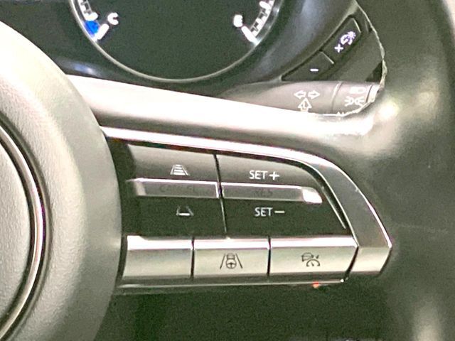 【マツダ・レーダークルーズコントロール】高速道路での長距離走行が楽に！自動で速度を保つクルーズコントロールが、衝突軽減システムと連携し、前方の車両を感知して車間を保つように速度調節してくれます！！