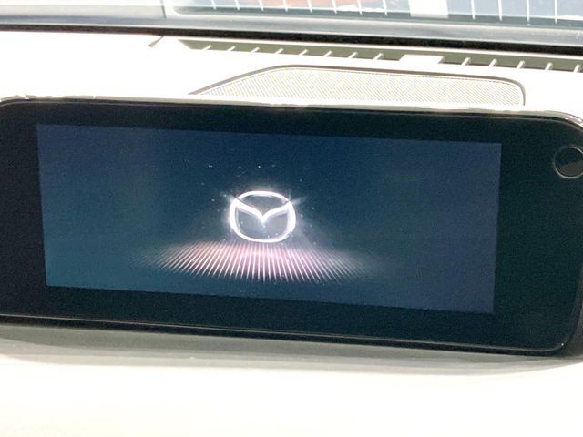 【8.8インチマツダコネクト】車内の雰囲気にマッチした大型のディスプレイ。スマホ接続でのナビ使用やBluetooth再生等、様々な機能が楽しめます。直感的なダイヤル操作が可能で、使い勝手も良好です。