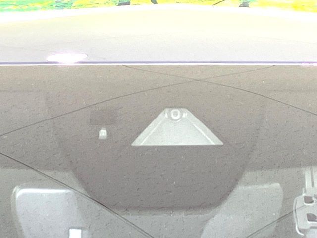 【i-ACTIVESENSE】走行中に前方の車両等を認識し、衝突しそうな時は警報とブレーキで衝突回避と被害軽減をアシスト。より安全にドライブをお楽しみいただけます。