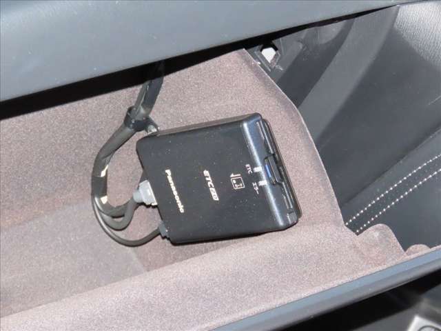 高速道路や有料道路の必需品のETCも装着されています。カードを入れるだけで、料金所をノンストップ＆キャッシュレスで通過出来ます。長距離井戸の際にも役立ちます★☆★☆