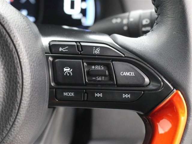 全車速追従型レーダークルーズコントロール、同一車線内の中央を走行するよう操舵支援するレーントレーシングアシストを搭載しています。