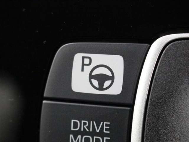 ディスプレイに表示される駐車位置を確認し、開始スイッチを押すとステアリング・シフト・アクセル・ブレーキ操作を制御して駐車操作をアシストして駐車を完了させる「アドバンストパーク」が装備されています。